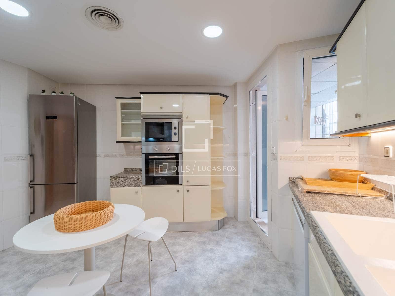 4 bedroom Apartment for rent in Valencia city with garage - € 3,500 (Ref: 9860937)