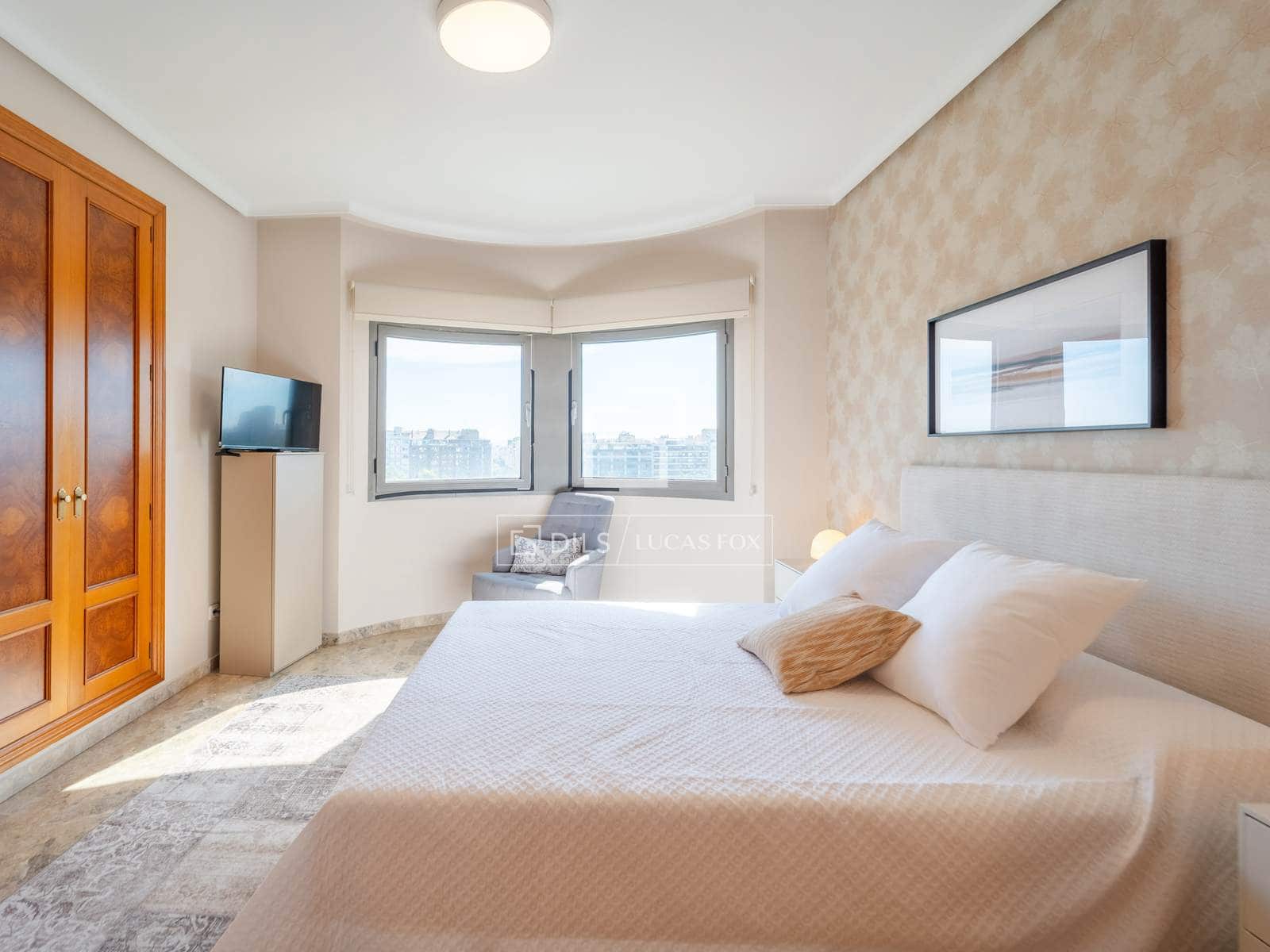 4 bedroom Apartment for rent in Valencia city with garage - € 3,500 (Ref: 9860937)