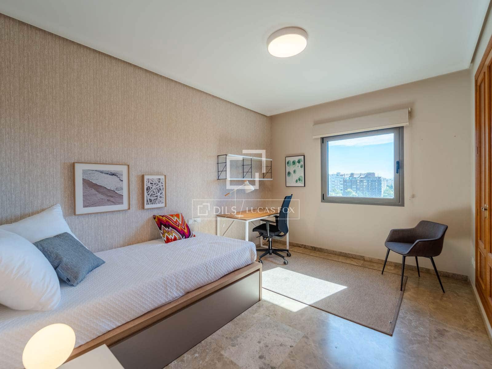 4 bedroom Apartment for rent in Valencia city with garage - € 3,500 (Ref: 9860937)