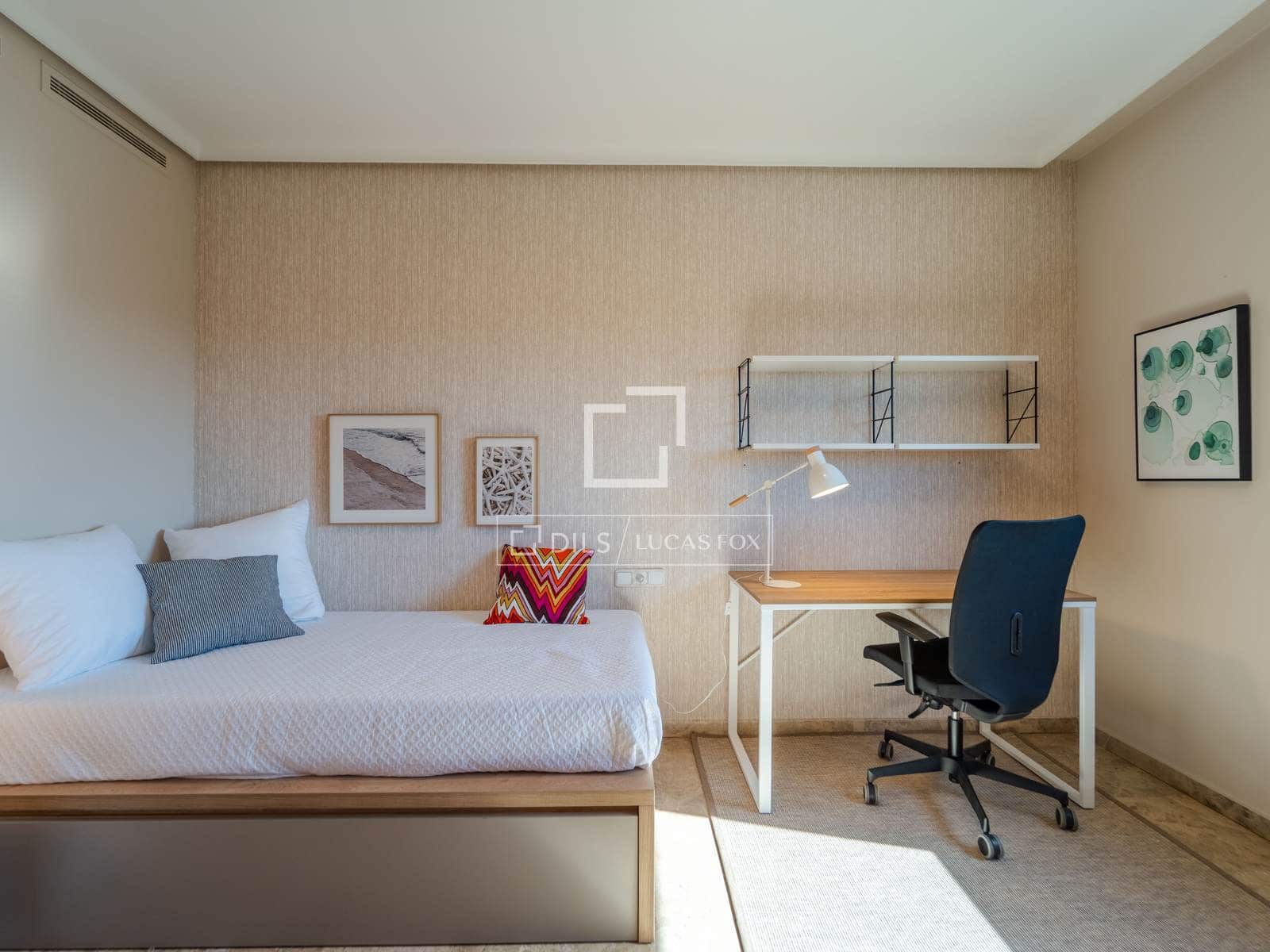 4 bedroom Apartment for rent in Valencia city with garage - € 3,500 (Ref: 9860937)
