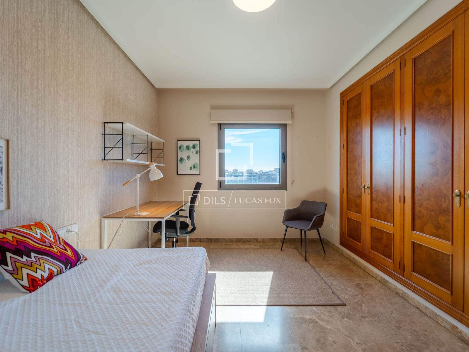 4 bedroom Apartment for rent in Valencia city with garage - € 3,500 (Ref: 9860937)