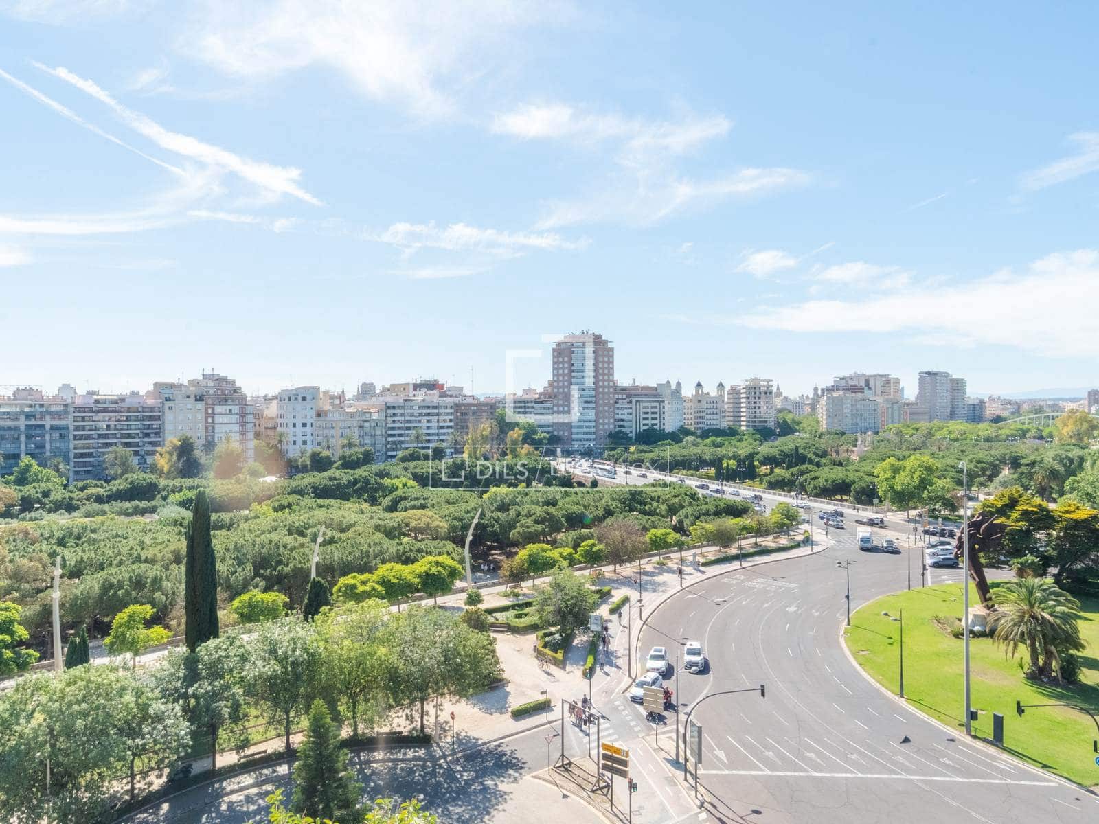 4 bedroom Apartment for rent in Valencia city with garage - € 3,500 (Ref: 9860937)
