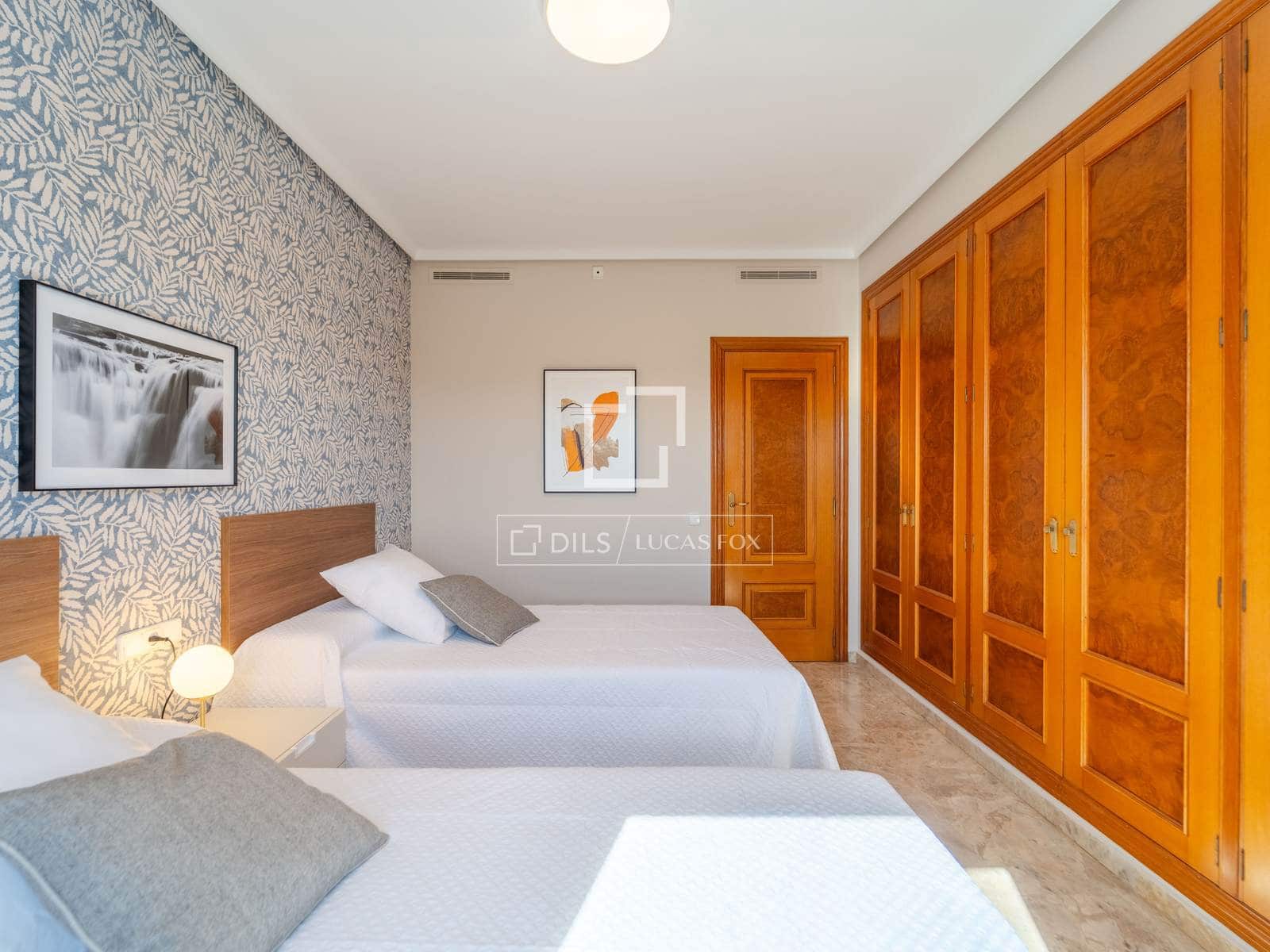 4 bedroom Apartment for rent in Valencia city with garage - € 3,500 (Ref: 9860937)