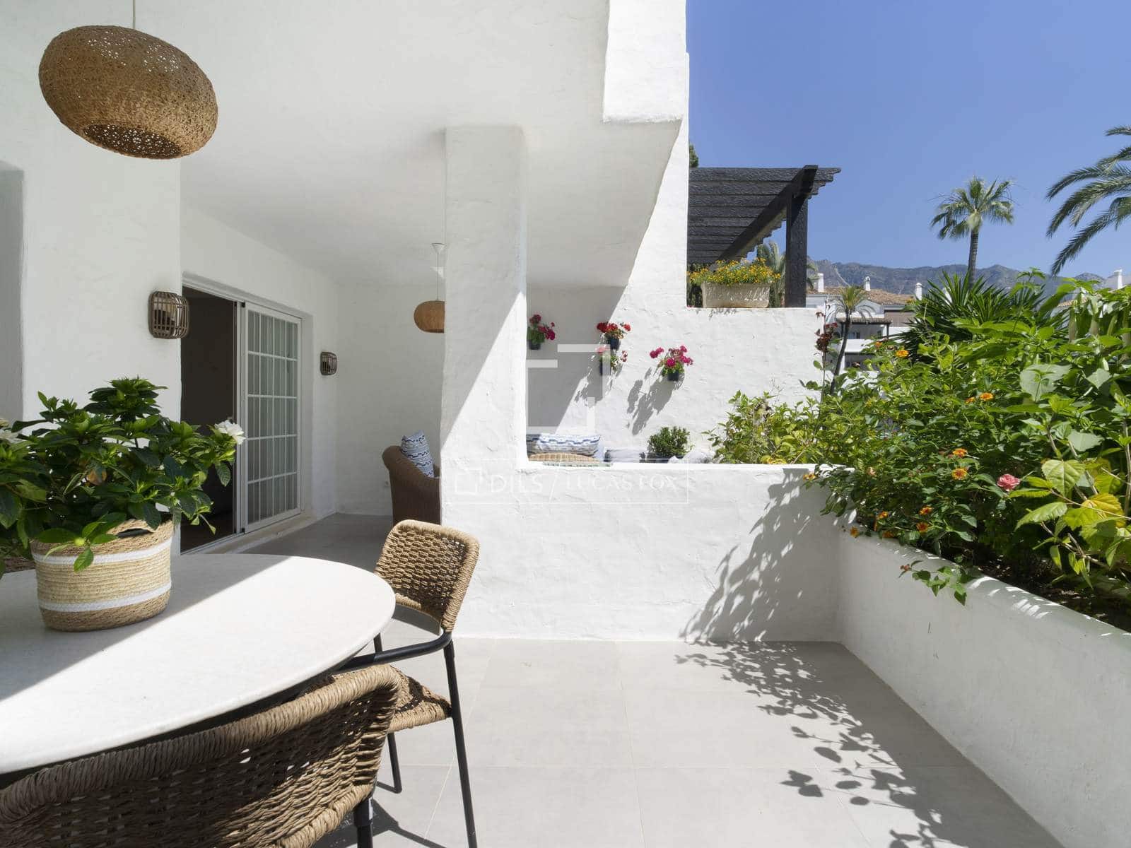 2 sypialnia Apartament na sprzedaż w Marbella z basenem garażem - 2 425 000 € (Ref: 9863748)