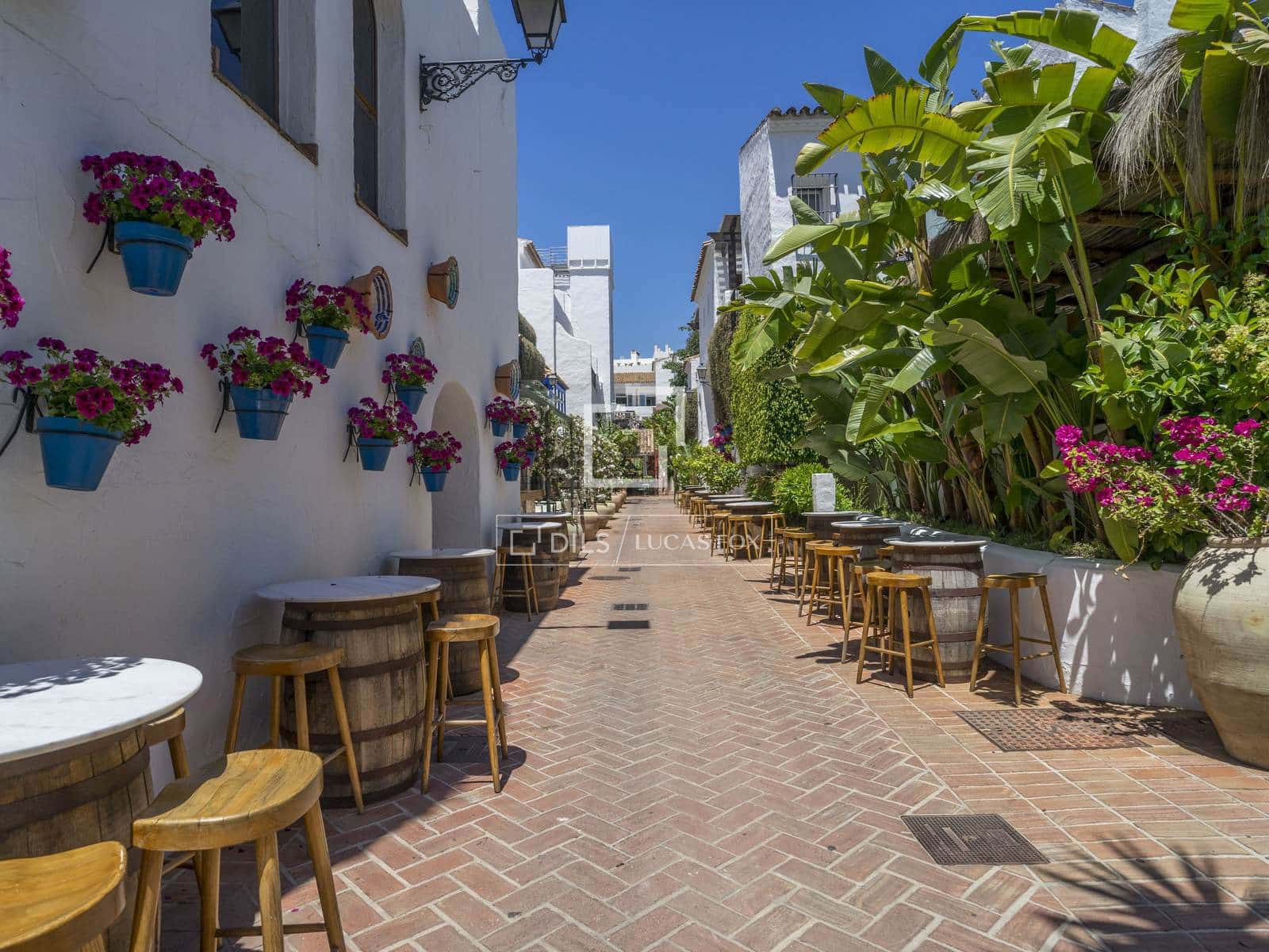 2 sypialnia Apartament na sprzedaż w Marbella z basenem garażem - 2 425 000 € (Ref: 9863748)