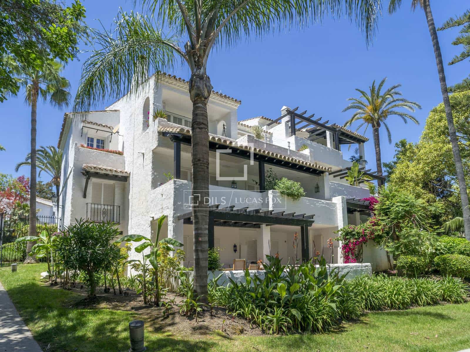 2 sypialnia Apartament na sprzedaż w Marbella z basenem garażem - 2 425 000 € (Ref: 9863748)