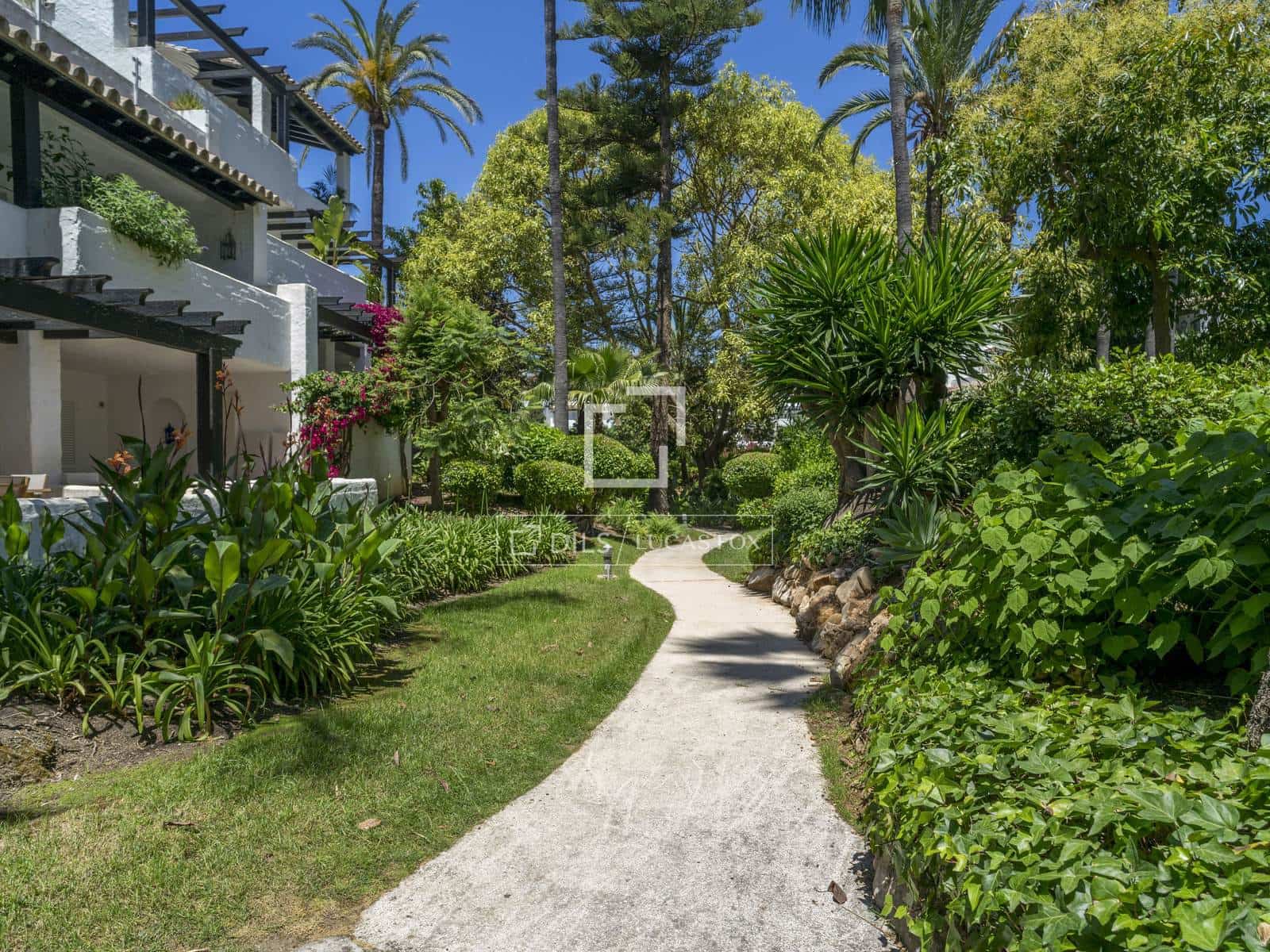 2 sypialnia Apartament na sprzedaż w Marbella z basenem garażem - 2 425 000 € (Ref: 9863748)