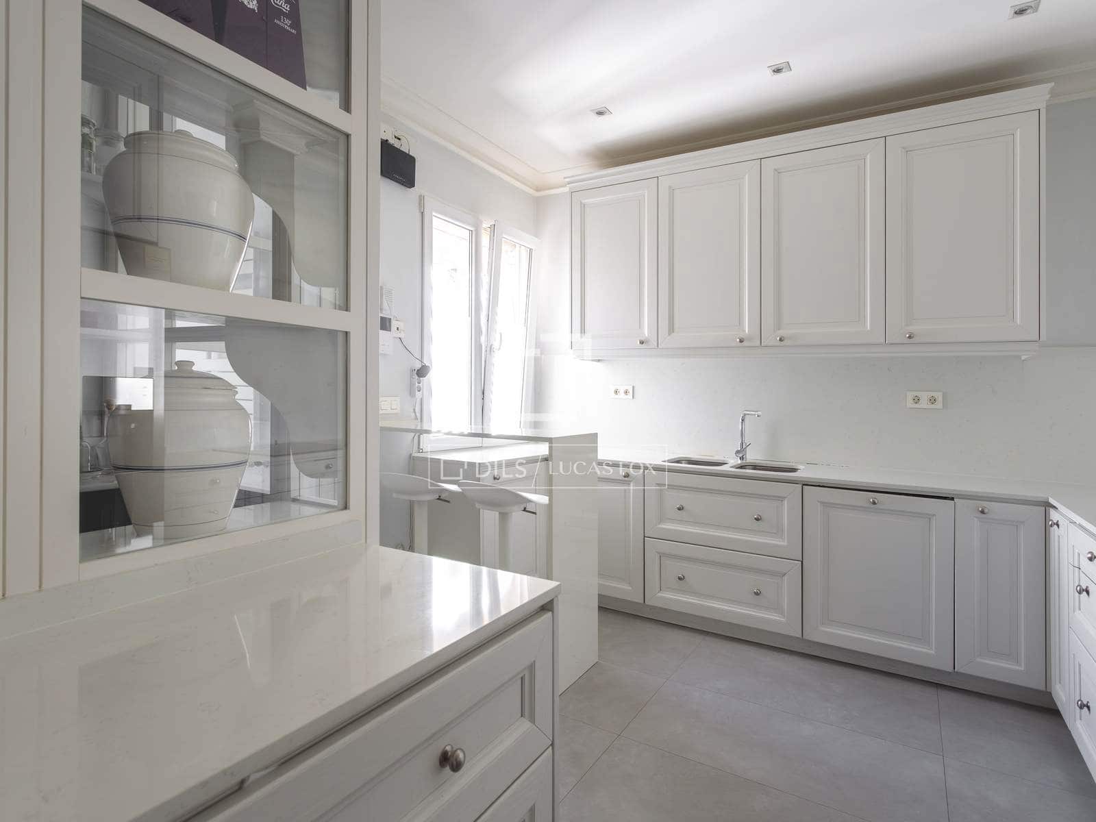 4 soveværelse Penthouse til leje i Madrid by med garage - € 15.000 (Ref: 9867297)