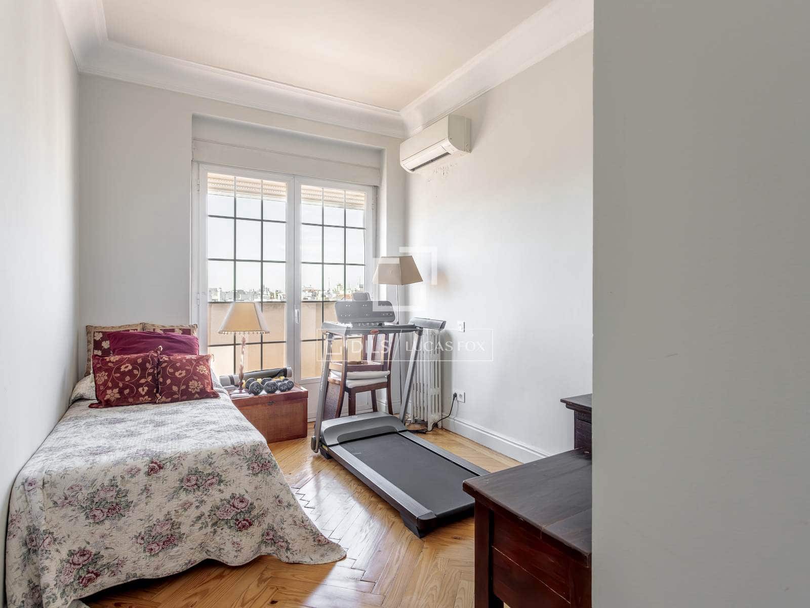 4 soveværelse Penthouse til leje i Madrid by med garage - € 15.000 (Ref: 9867297)
