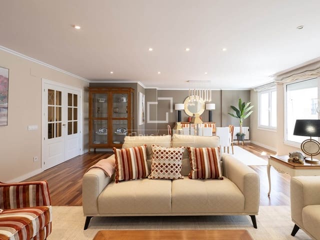 4 Zimmer Apartment zu verkaufen in Santiago de Compostela mit Garage - 975.000 € (Ref: 9867299)