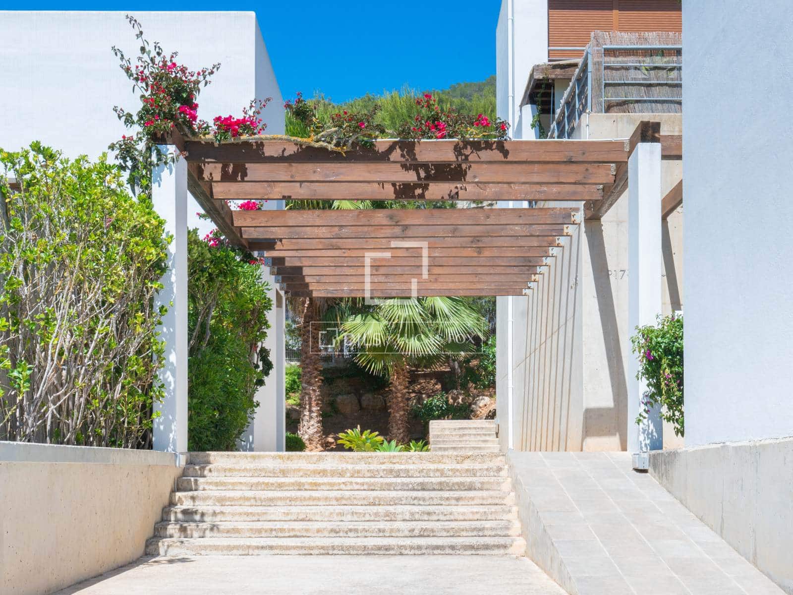 3 bedroom Villa for sale in Cala Llonga with pool garage - € 895,000 (Ref: 9867650)