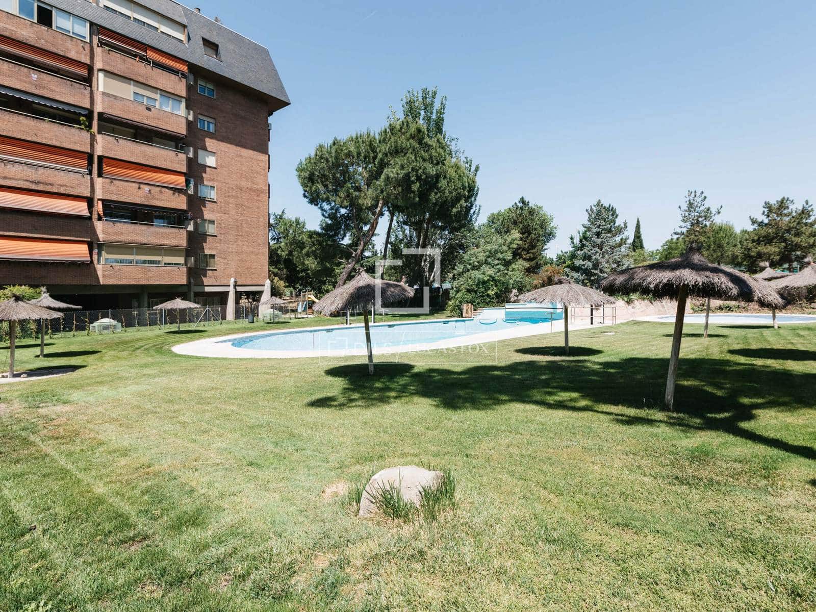 4 sovrum Lägenhet att hyra i Madrid stad med pool garage - 2 700 € (Ref: 9867925)