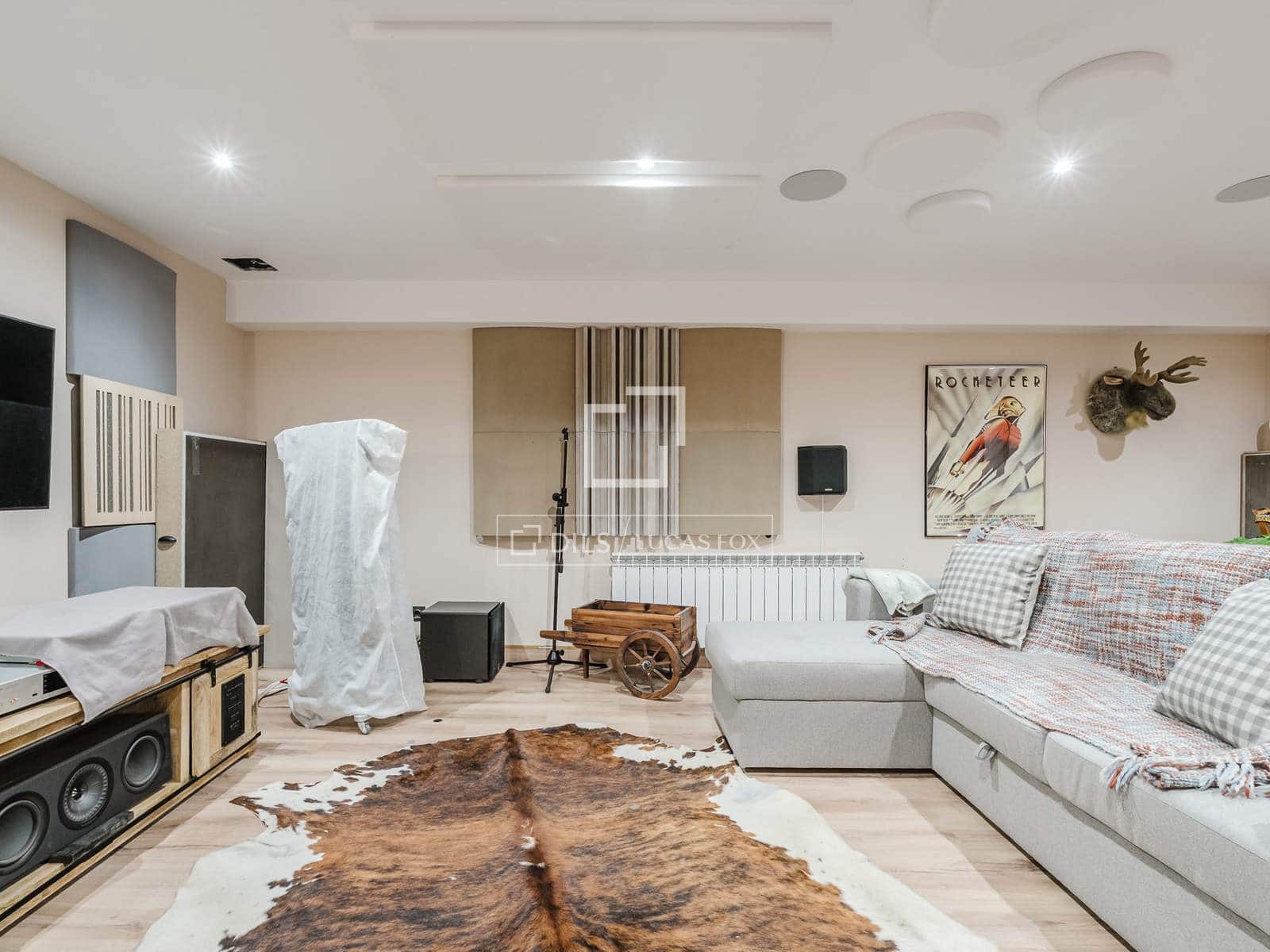 3 bedroom Villa for sale in Alp with pool - € 632,000 (Ref: 9869710)