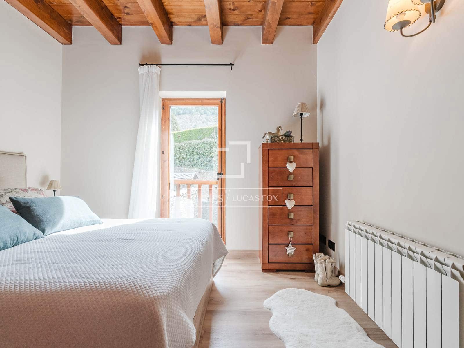 3 bedroom Villa for sale in Alp with pool - € 632,000 (Ref: 9869710)