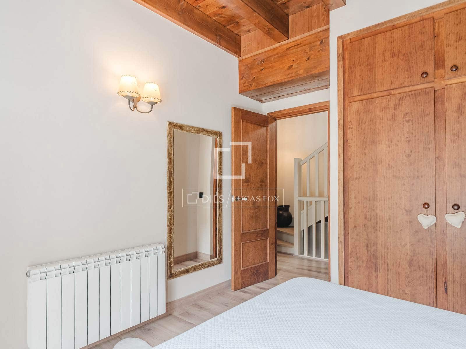 3 bedroom Villa for sale in Alp with pool - € 632,000 (Ref: 9869710)
