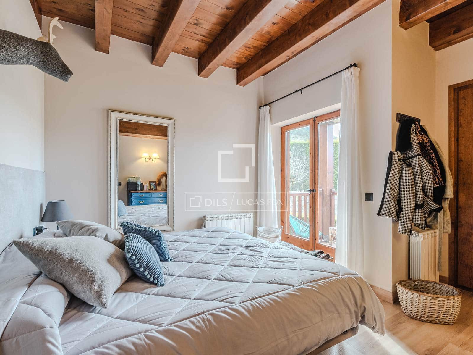 3 bedroom Villa for sale in Alp with pool - € 632,000 (Ref: 9869710)
