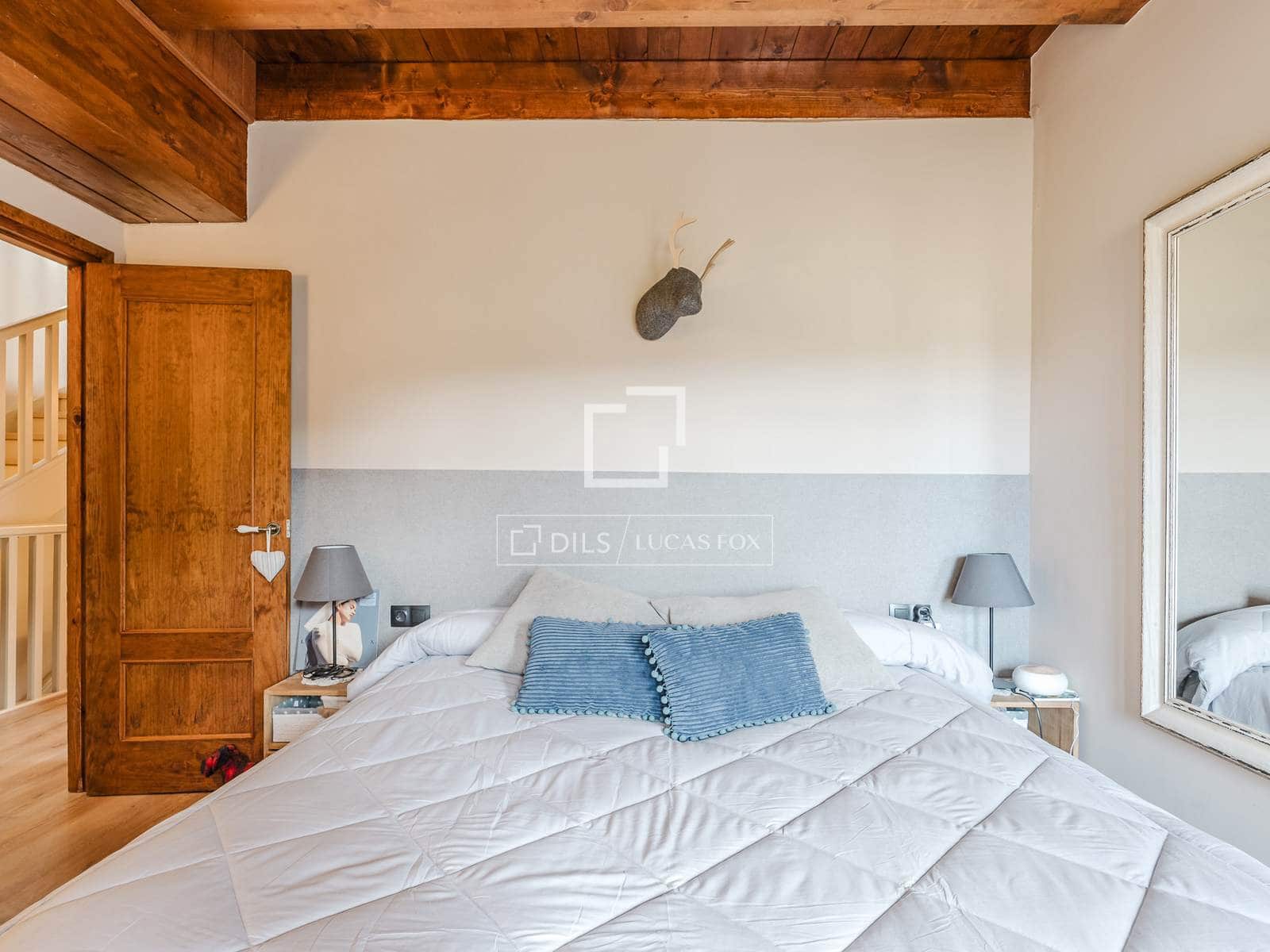 3 bedroom Villa for sale in Alp with pool - € 632,000 (Ref: 9869710)