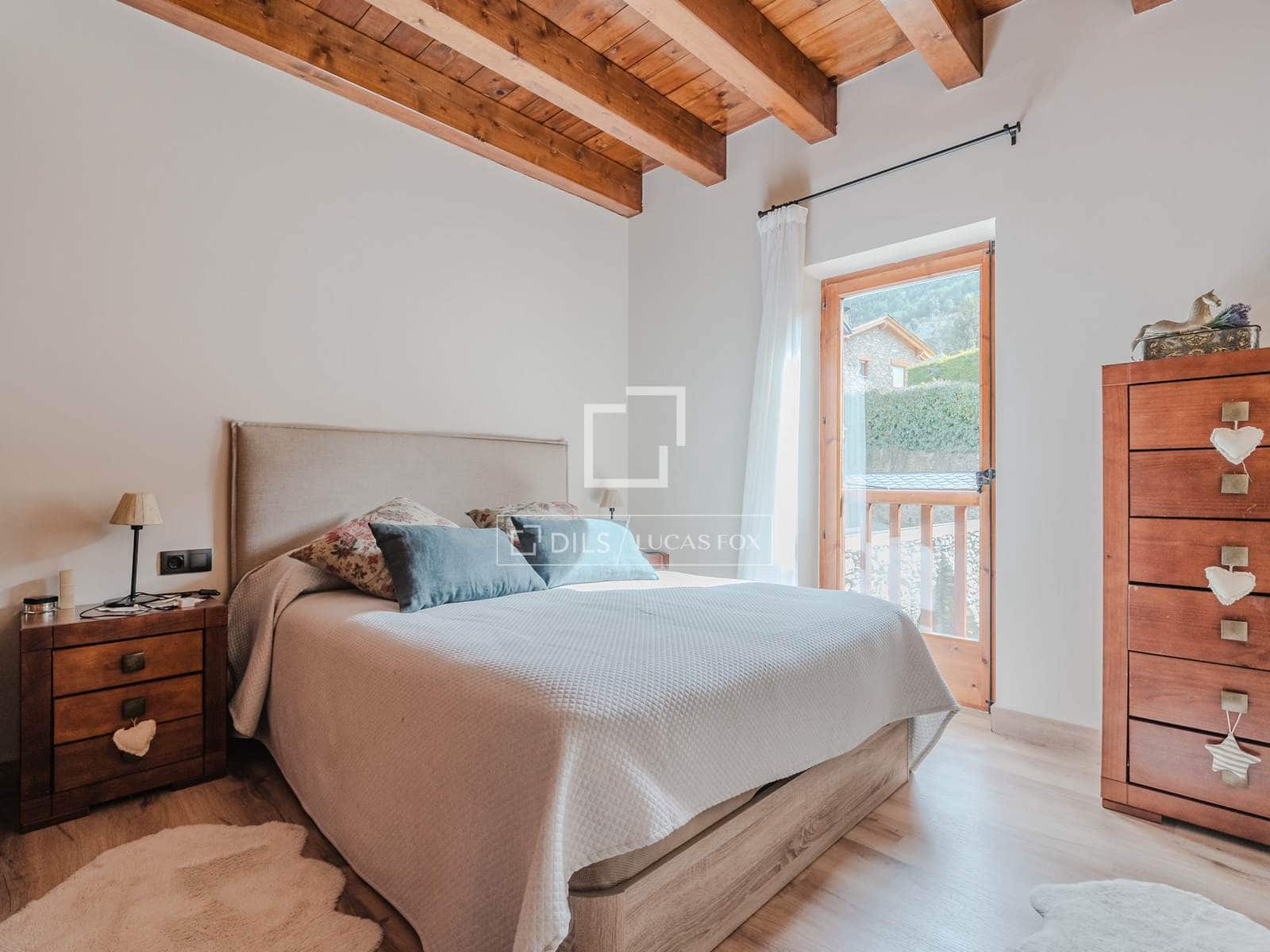 3 bedroom Villa for sale in Alp with pool - € 632,000 (Ref: 9869710)