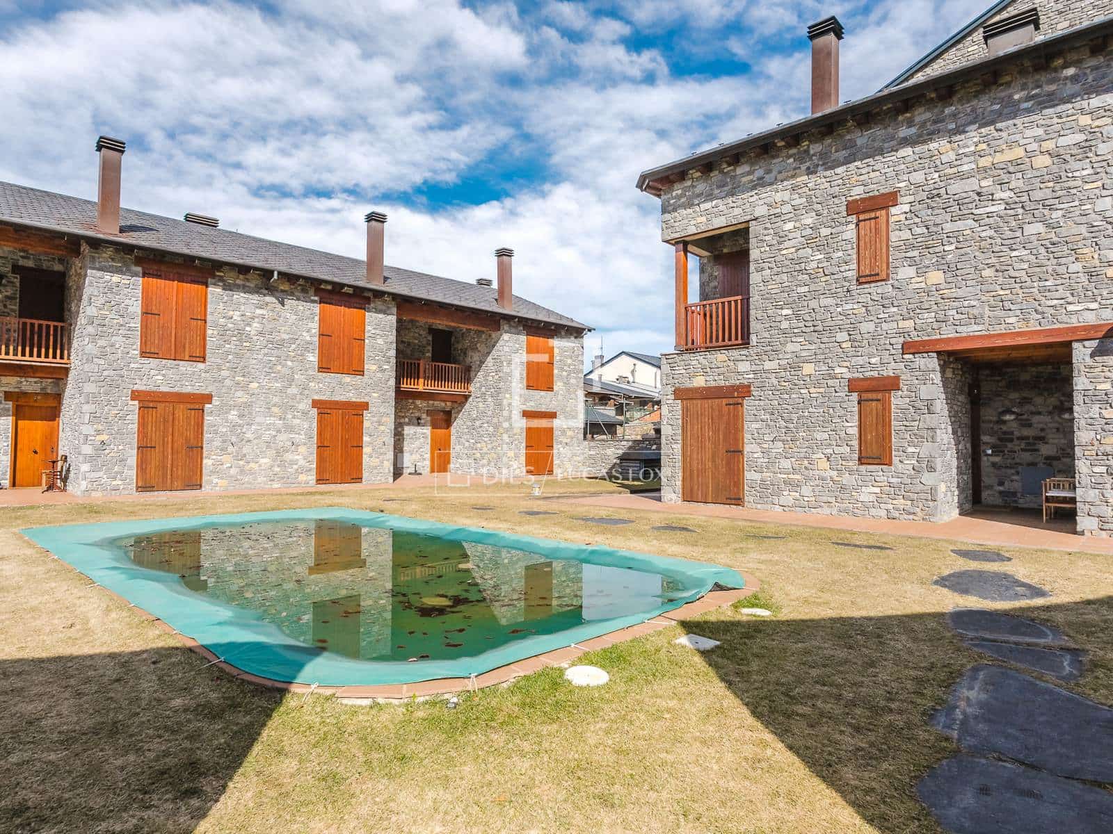 3 bedroom Villa for sale in Alp with pool - € 632,000 (Ref: 9869710)
