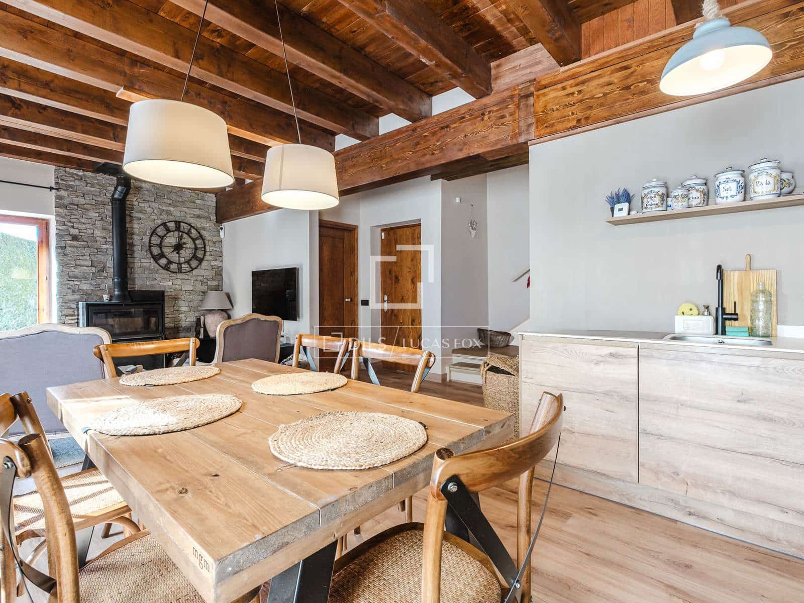 3 bedroom Villa for sale in Alp with pool - € 632,000 (Ref: 9869710)