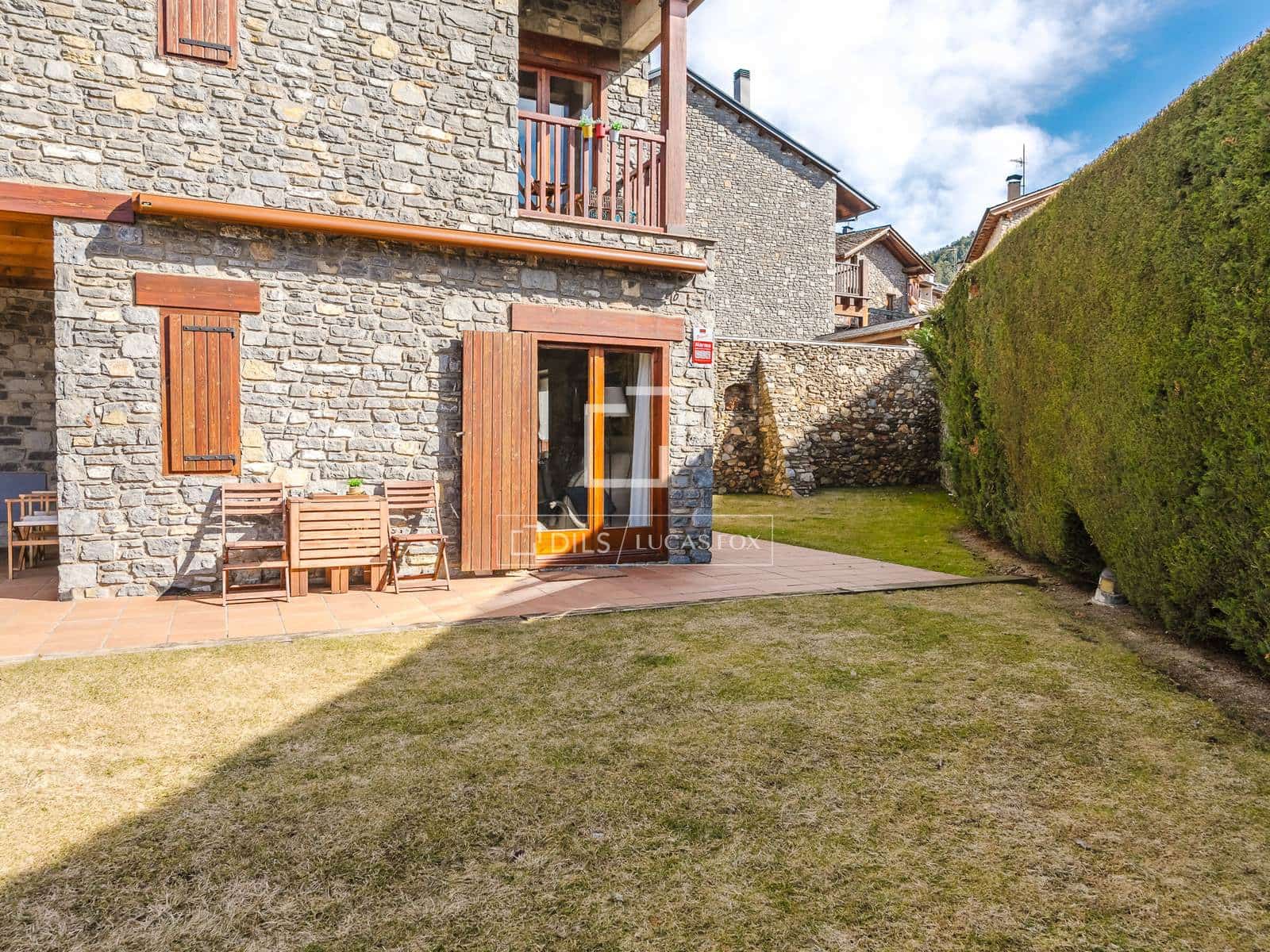 3 bedroom Villa for sale in Alp with pool - € 632,000 (Ref: 9869710)