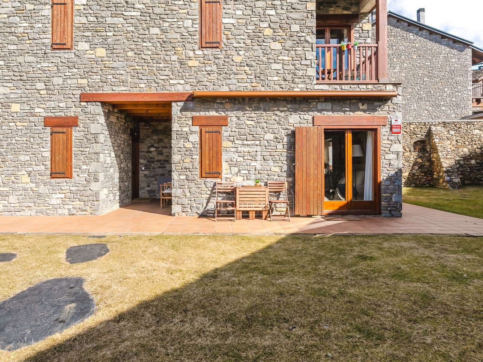 3 bedroom Villa for sale in Alp with pool - € 632,000 (Ref: 9869710)