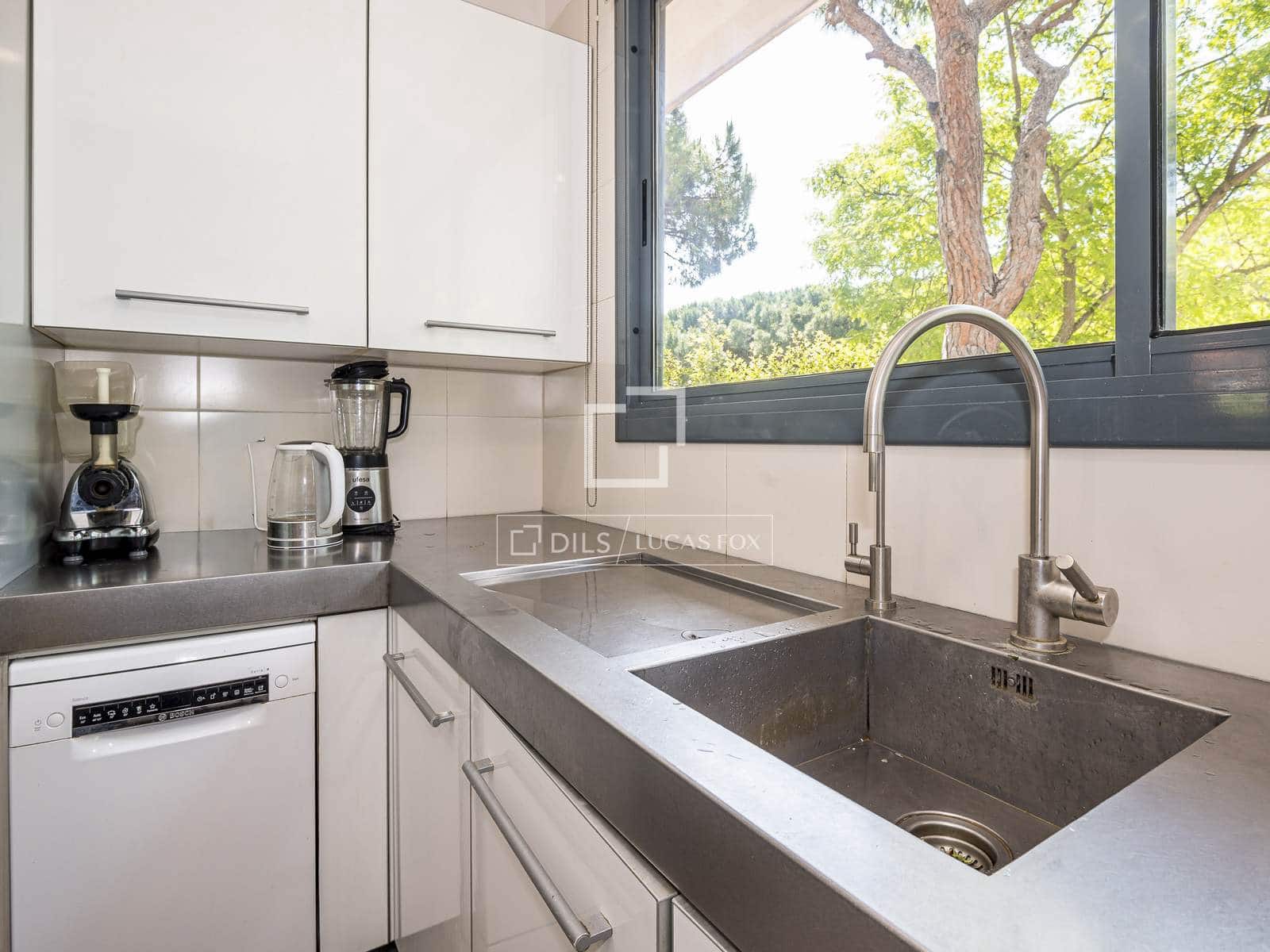 4 bedroom Villa for rent in Gava with pool garage - € 5,800 (Ref: 9869786)