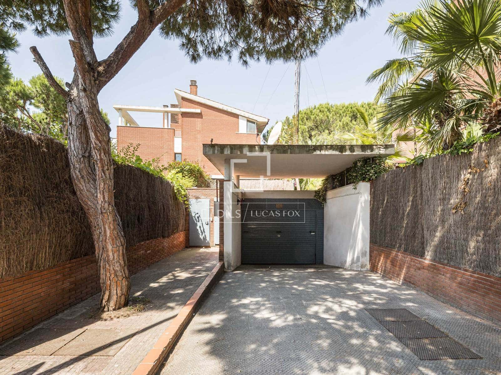4 bedroom Villa for rent in Gava with pool garage - € 5,800 (Ref: 9869786)
