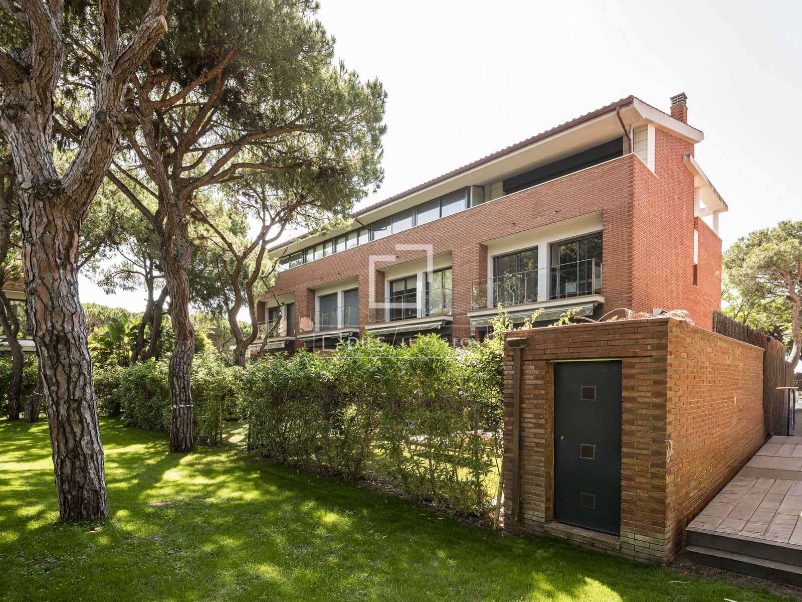 4 bedroom Villa for rent in Gava with pool garage - € 5,800 (Ref: 9869786)