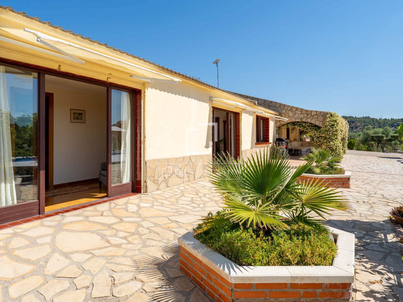 5 bedroom Villa for sale in Flix with pool garage - € 745,000 (Ref: 9870373)