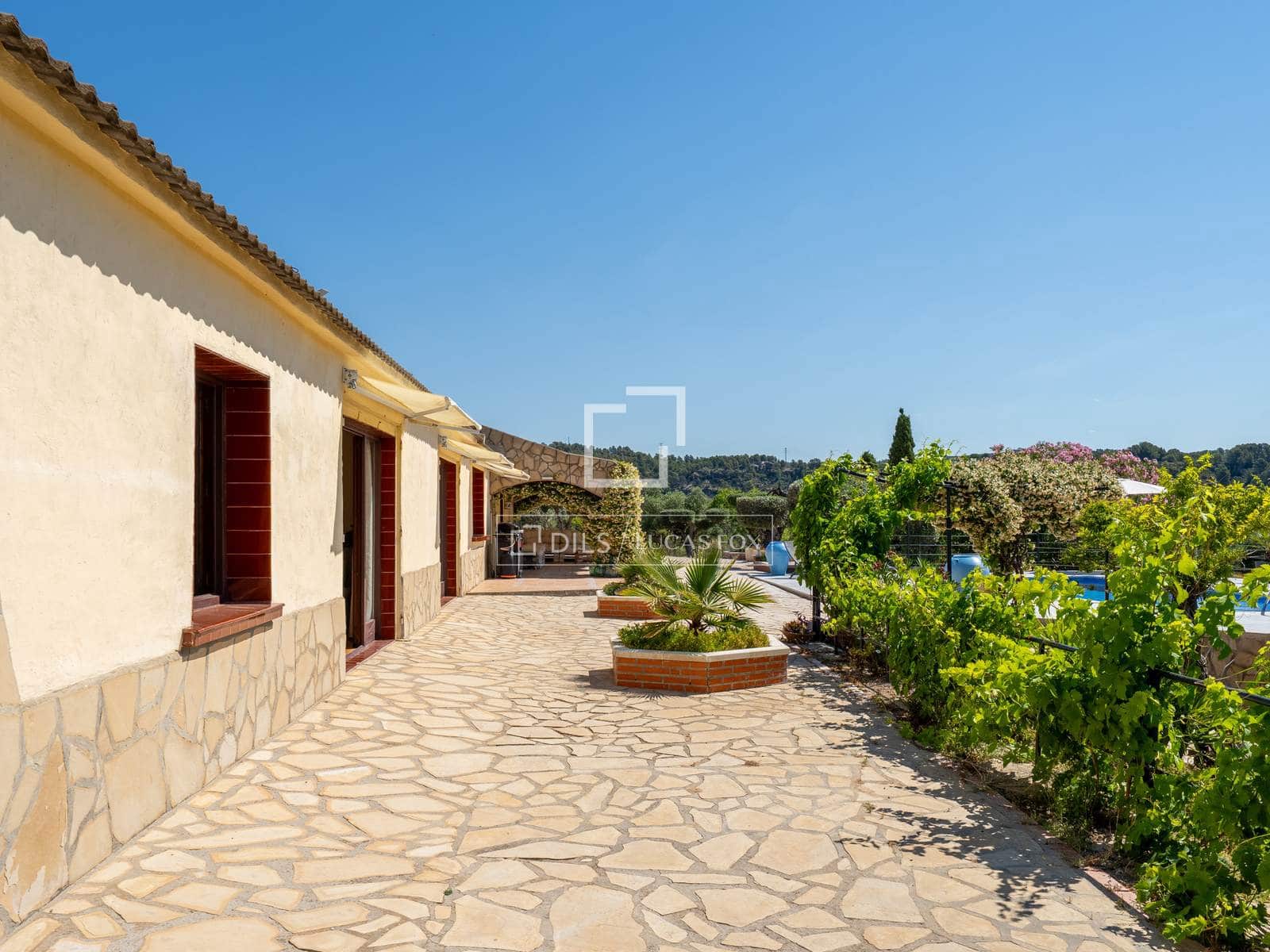 5 bedroom Villa for sale in Flix with pool garage - € 745,000 (Ref: 9870373)