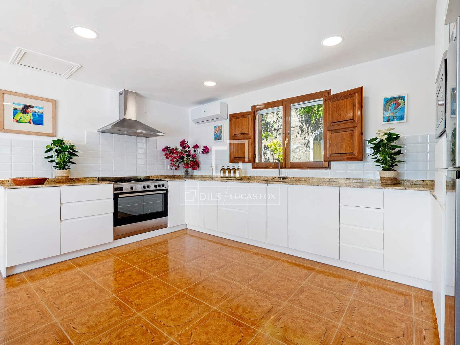 5 bedroom Villa for sale in Flix with pool garage - € 745,000 (Ref: 9870373)