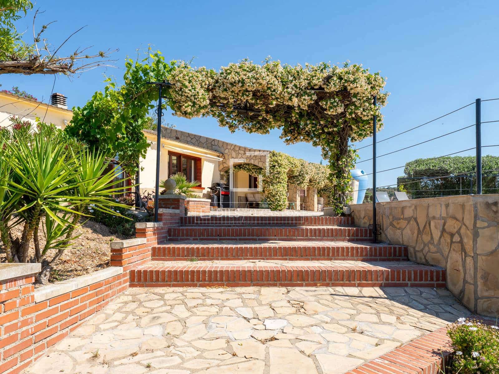 5 bedroom Villa for sale in Flix with pool garage - € 745,000 (Ref: 9870373)