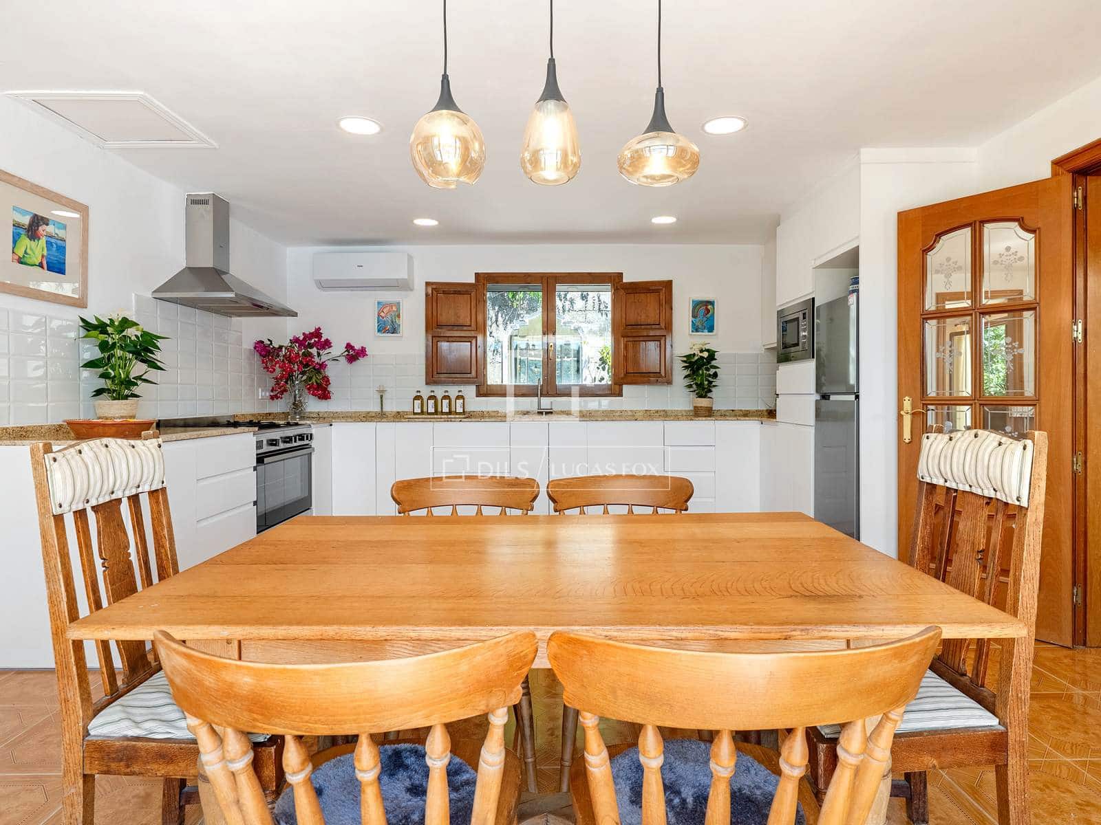 5 bedroom Villa for sale in Flix with pool garage - € 745,000 (Ref: 9870373)