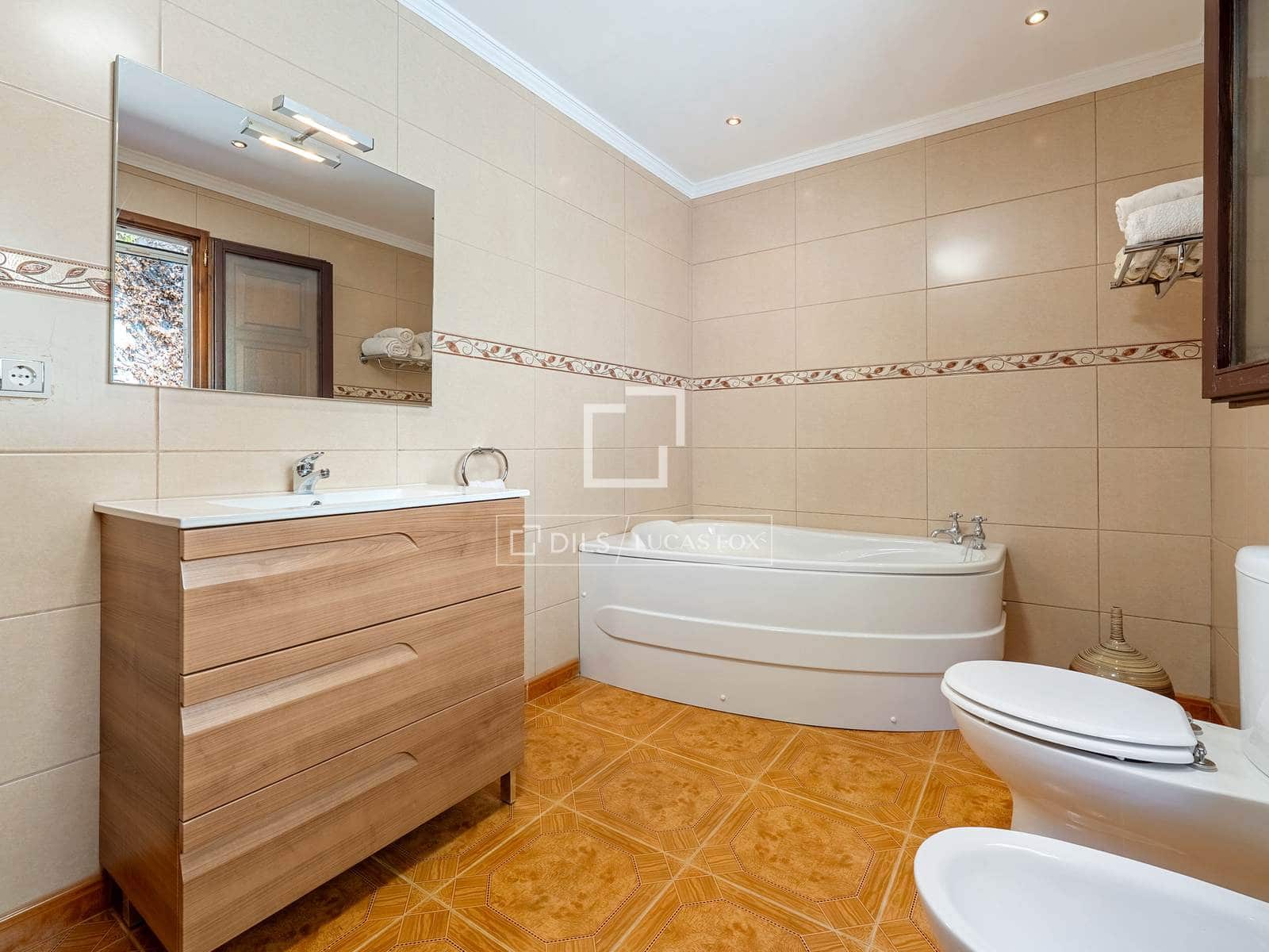 5 bedroom Villa for sale in Flix with pool garage - € 745,000 (Ref: 9870373)