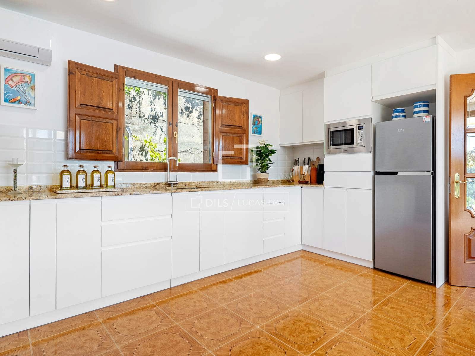 5 bedroom Villa for sale in Flix with pool garage - € 745,000 (Ref: 9870373)