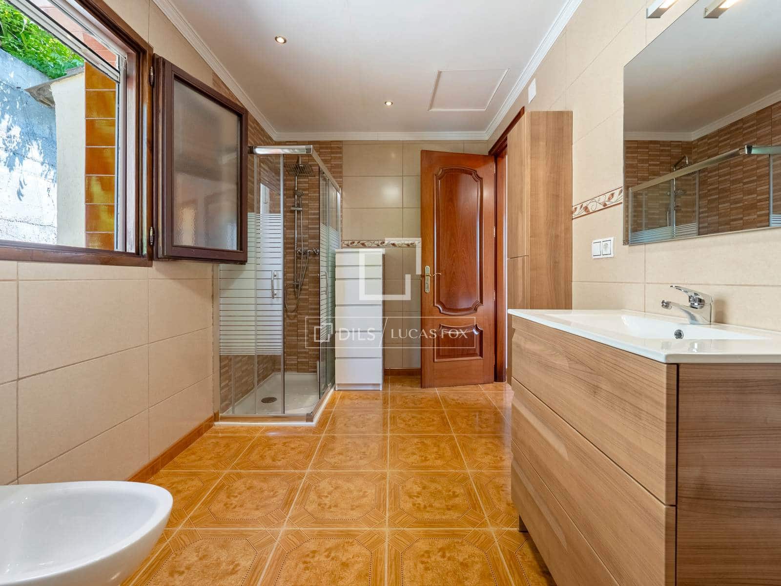5 bedroom Villa for sale in Flix with pool garage - € 745,000 (Ref: 9870373)