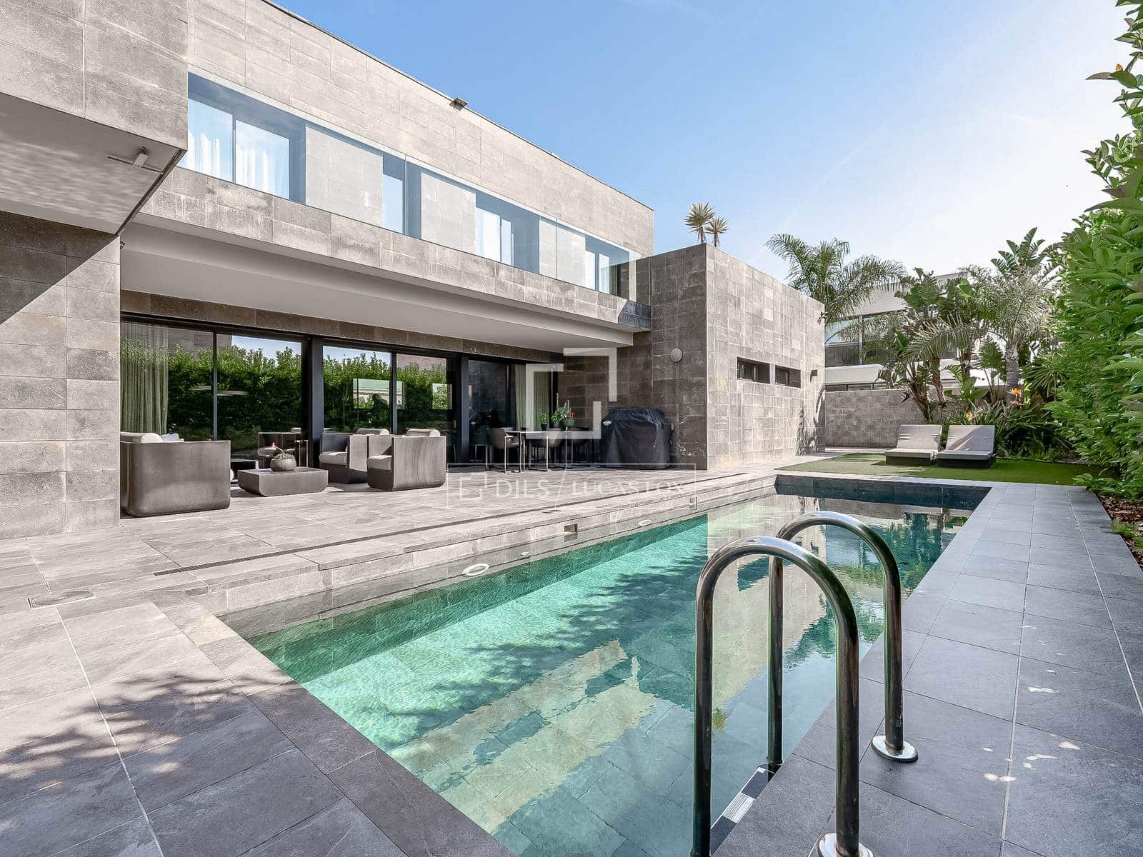 4 bedroom Villa for sale in Salou with pool garage - € 1,595,000 (Ref: 9873983)