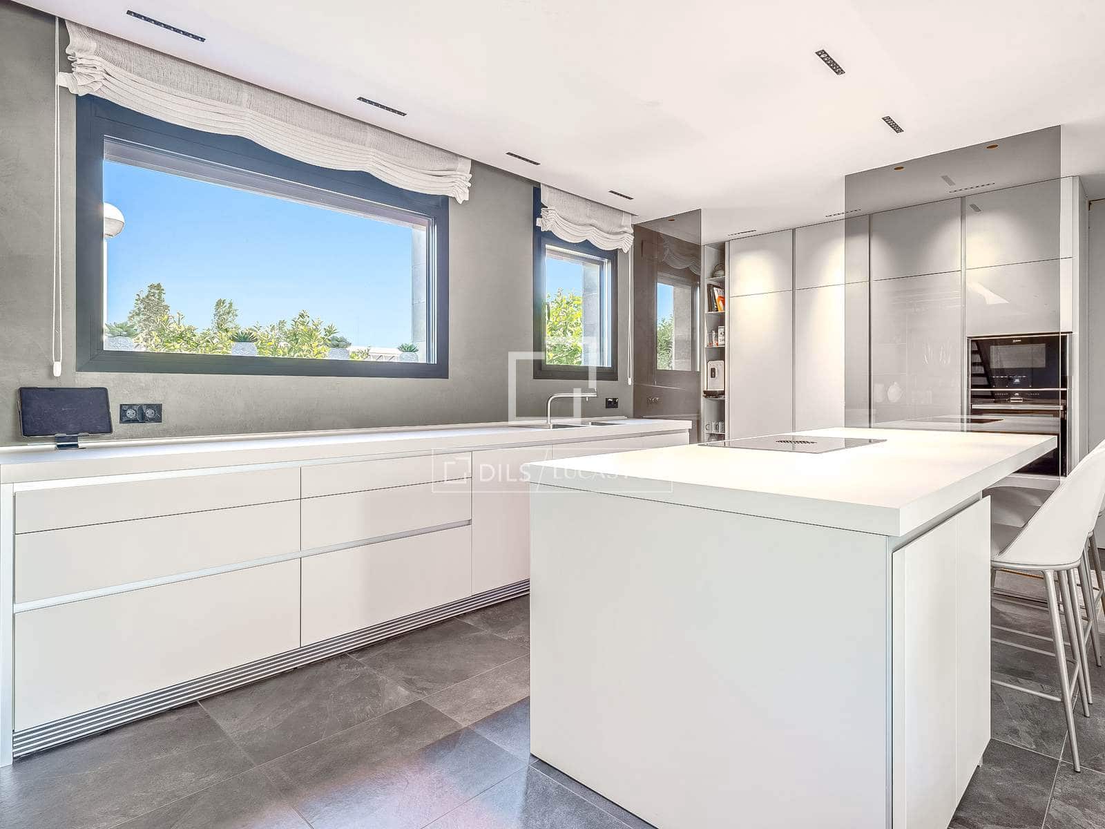4 bedroom Villa for sale in Salou with pool garage - € 1,595,000 (Ref: 9873983)