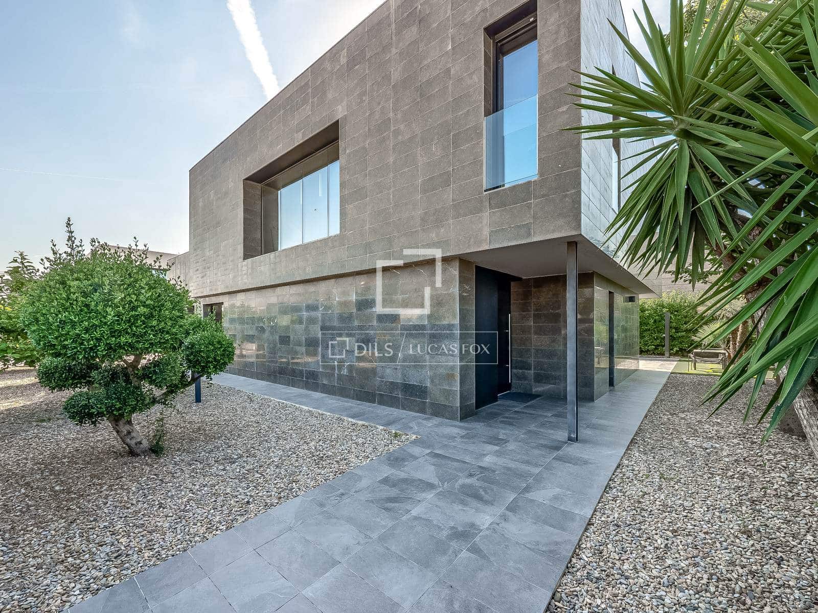 4 bedroom Villa for sale in Salou with pool garage - € 1,595,000 (Ref: 9873983)
