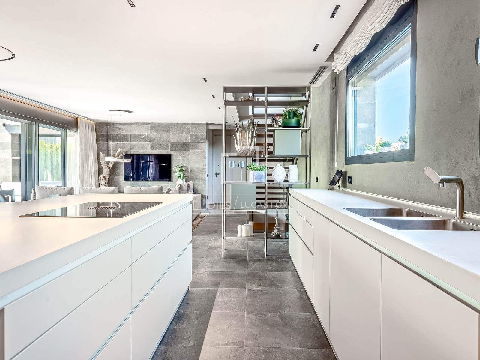 4 bedroom Villa for sale in Salou with pool garage - € 1,595,000 (Ref: 9873983)