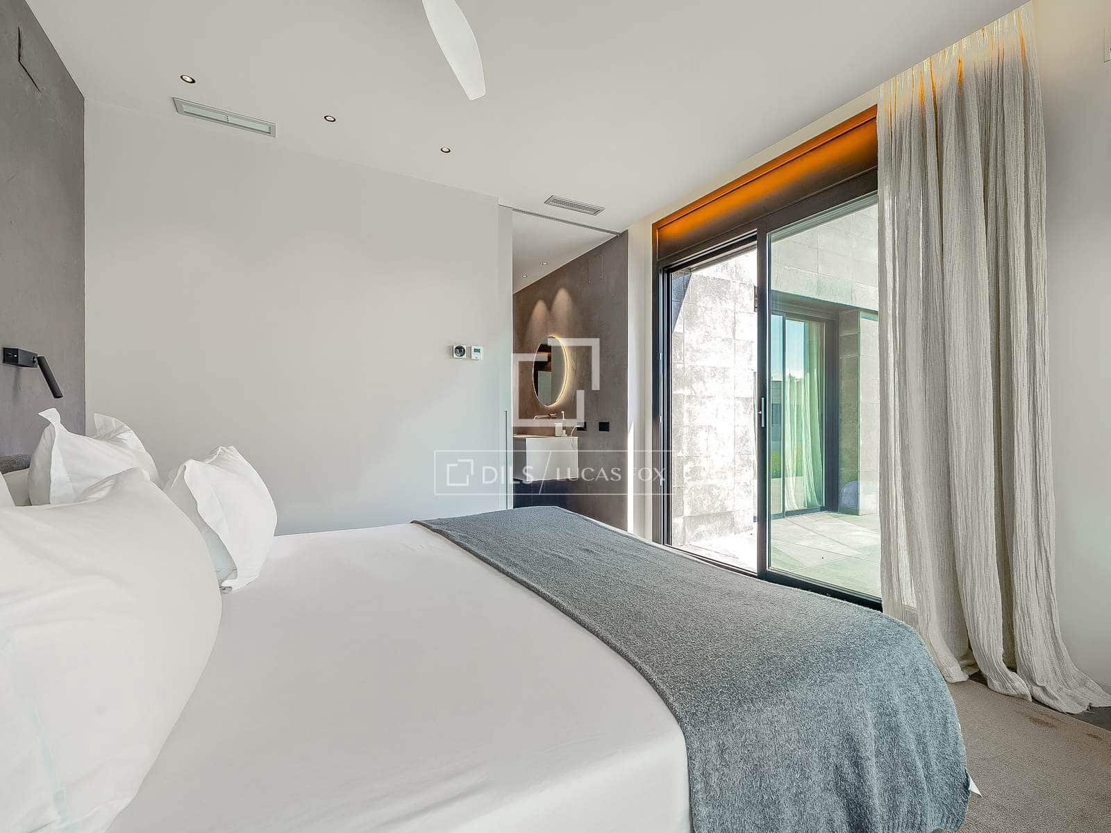 4 bedroom Villa for sale in Salou with pool garage - € 1,595,000 (Ref: 9873983)