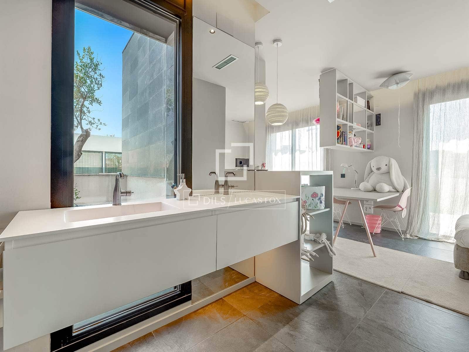 4 bedroom Villa for sale in Salou with pool garage - € 1,595,000 (Ref: 9873983)