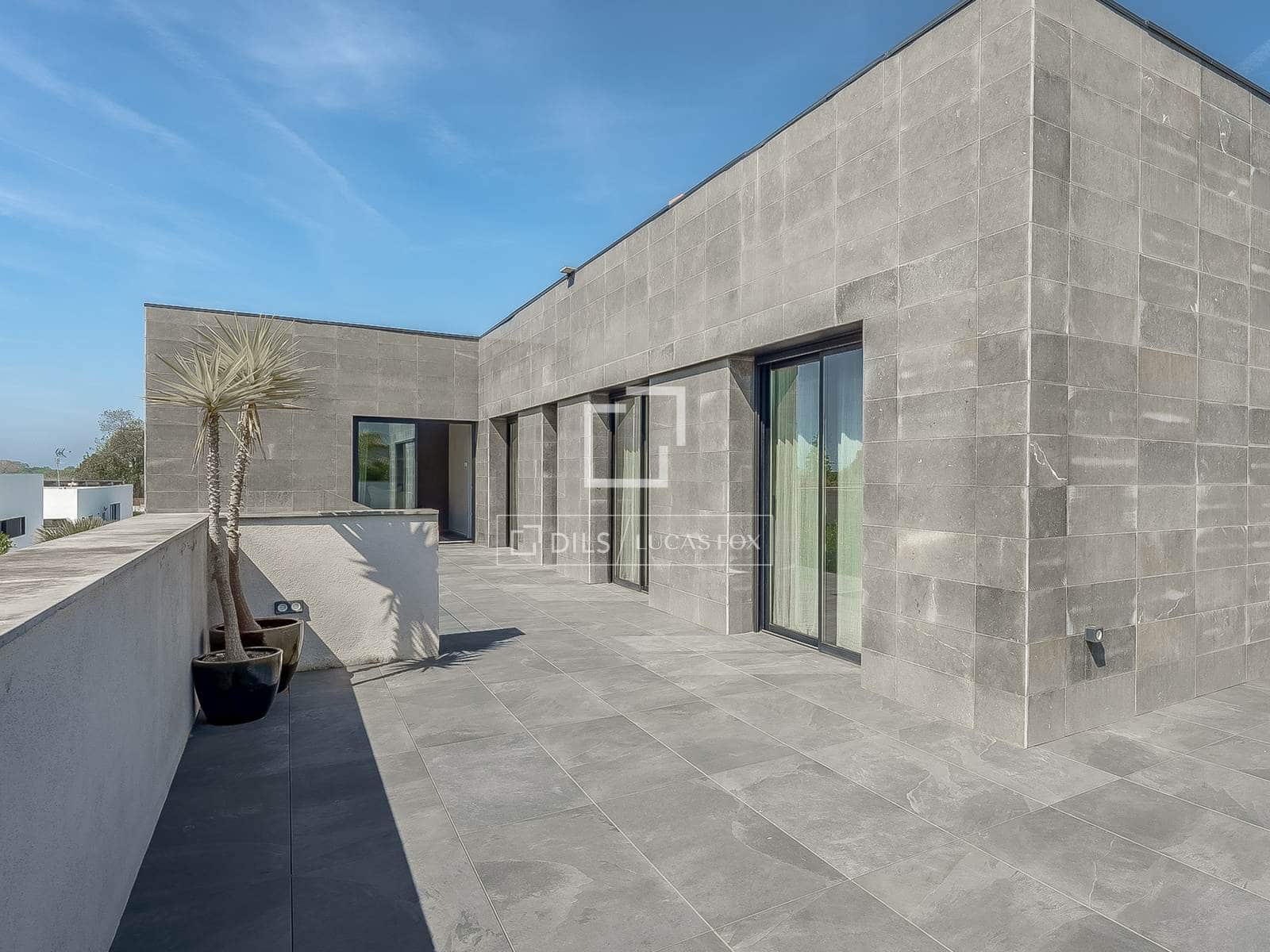 4 bedroom Villa for sale in Salou with pool garage - € 1,595,000 (Ref: 9873983)