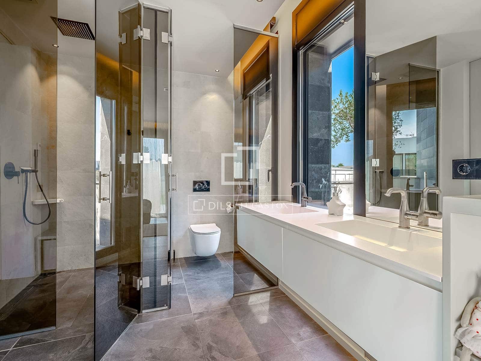 4 bedroom Villa for sale in Salou with pool garage - € 1,595,000 (Ref: 9873983)