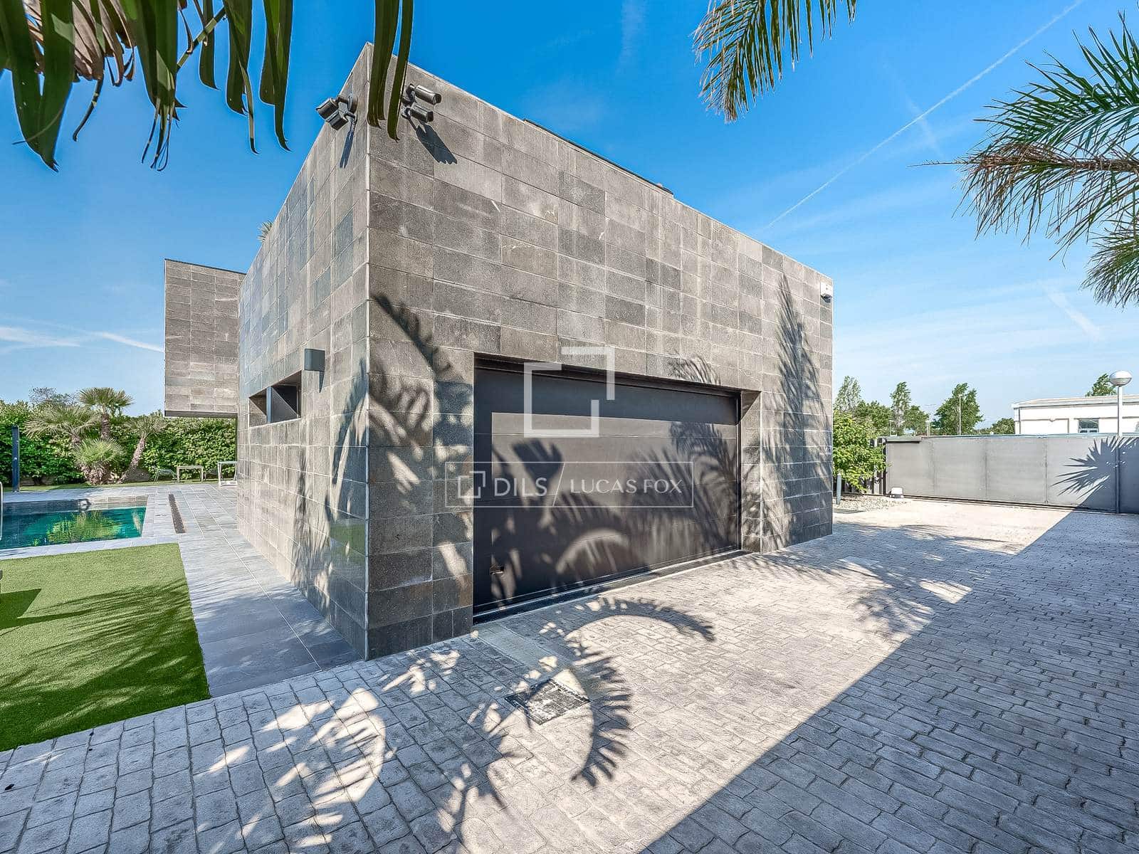 4 bedroom Villa for sale in Salou with pool garage - € 1,595,000 (Ref: 9873983)