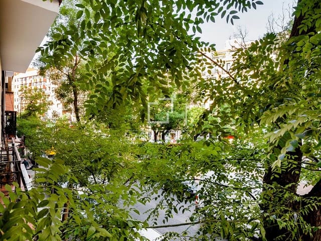 2 soveværelse Lejlighed til leje i Almagro, Madrid by - € 3.100 (Ref: 9877436)