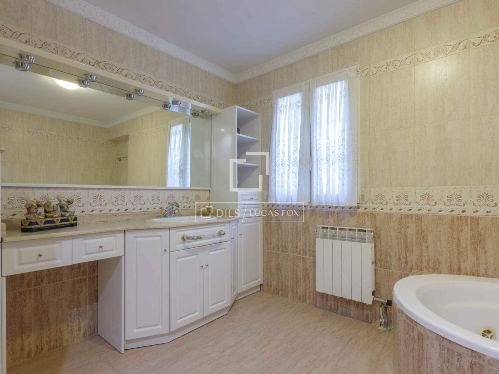Chalet de 6 habitaciones en Pozuelo de Alarcón en venta con piscina garaje - 2.421.000 € (Ref: 9879857)