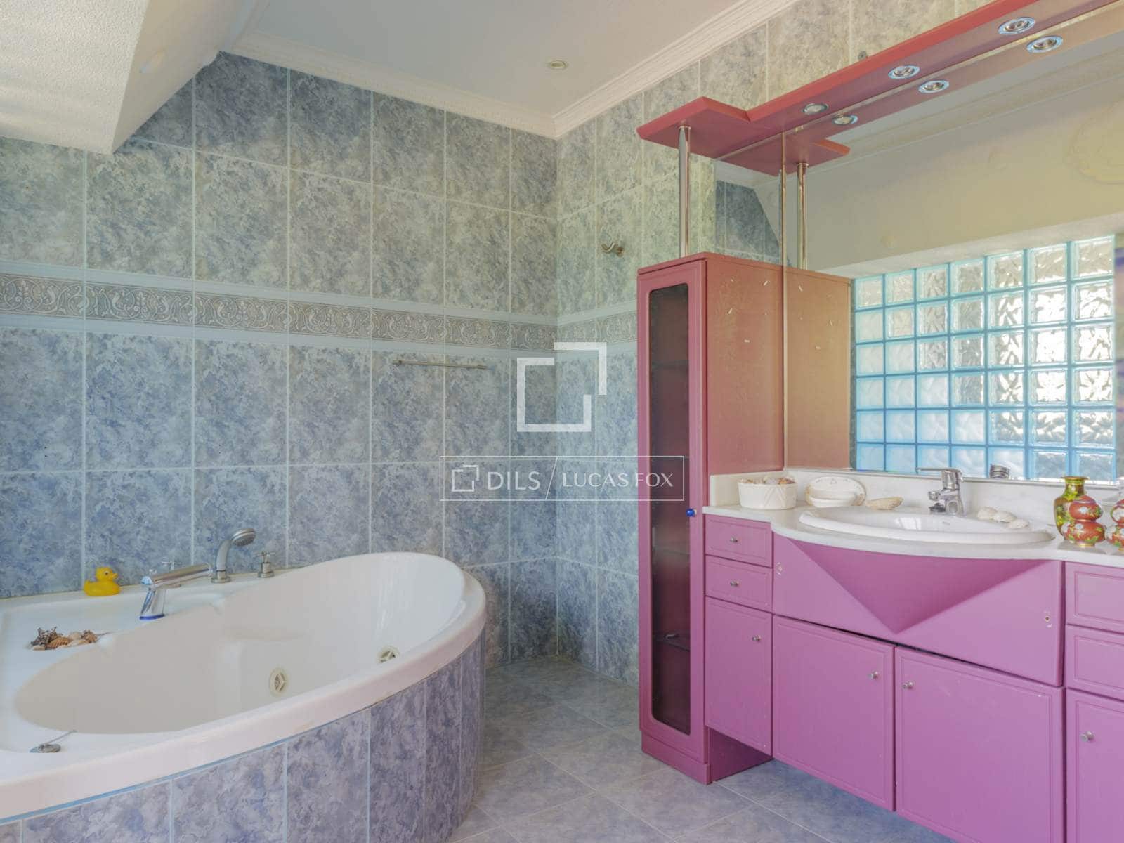 Chalet de 6 habitaciones en Pozuelo de Alarcón en venta con piscina garaje - 2.421.000 € (Ref: 9879857)