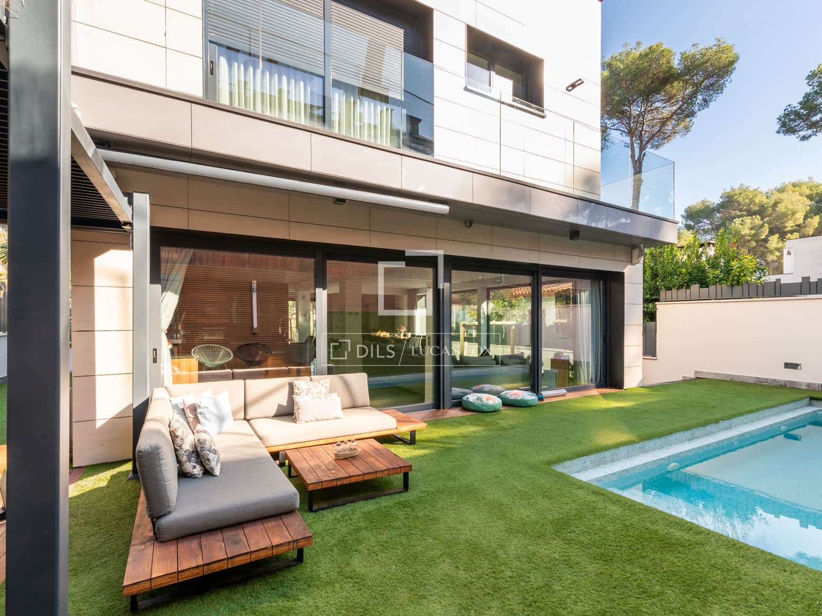 5 bedroom Villa for rent in Castelldefels with pool garage - € 11,000 (Ref: 9883674)
